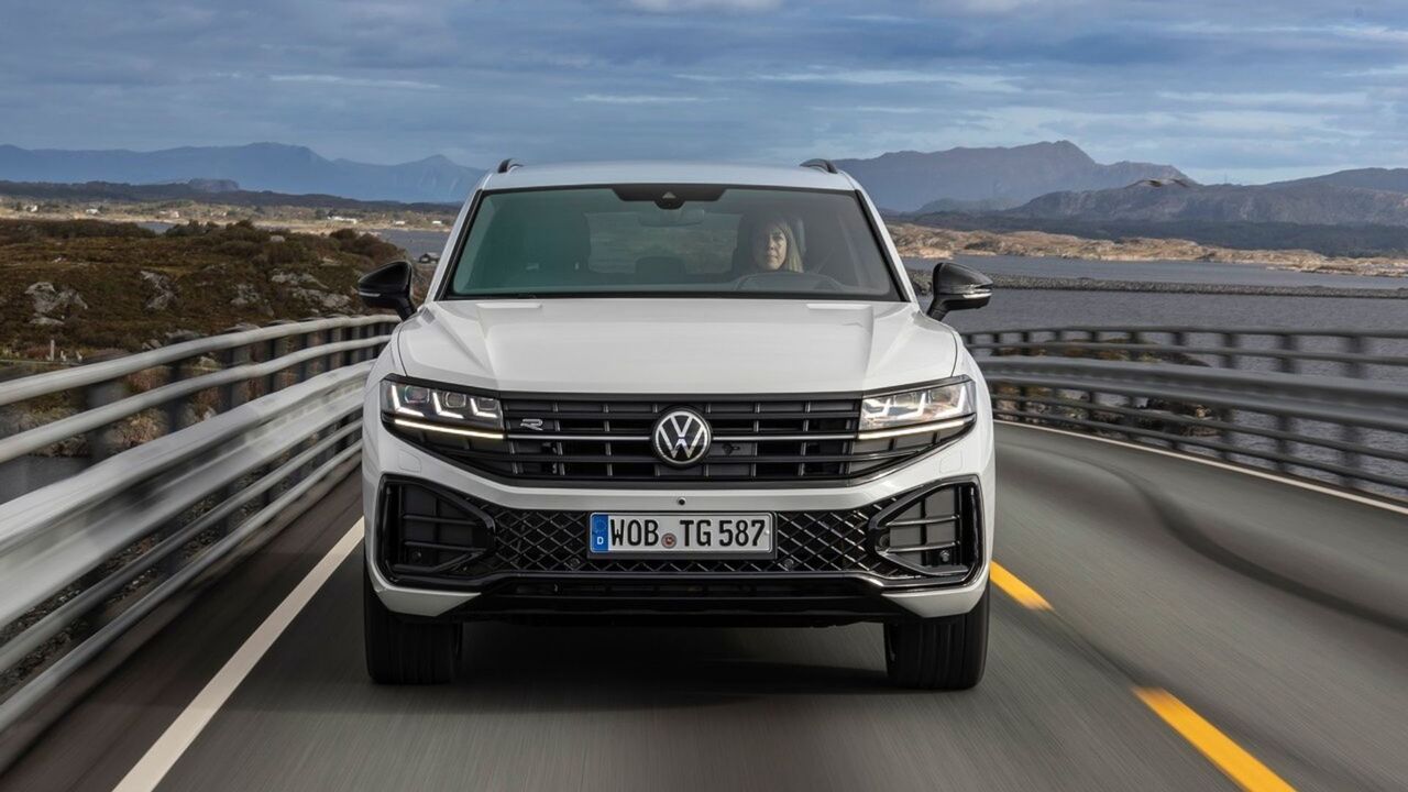 白い 2024 年型フォルクスワーゲン トゥアレグのダイナミックなフロントエンド ショット。