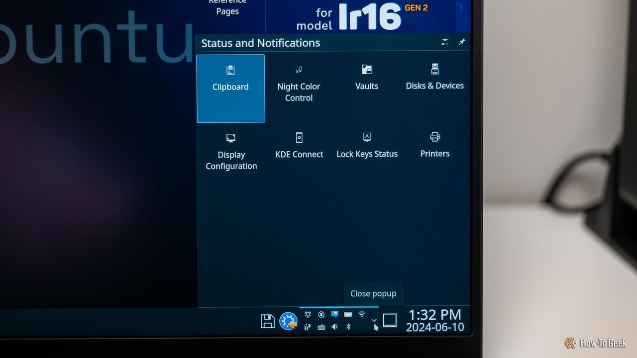 Kubuntu Focus Ir16 ラップトップ上の KDE Plasma タスク トレイ。