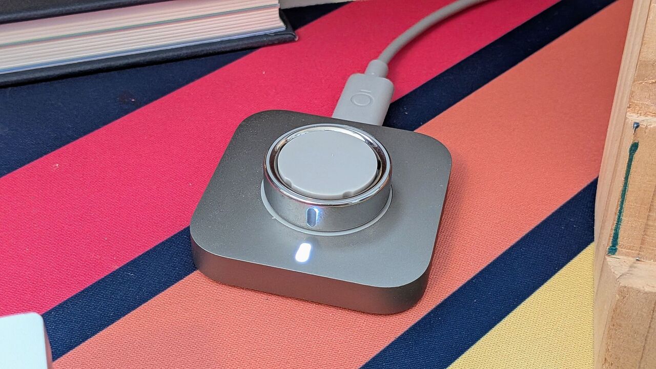 Oura Ring 4 を充電器に装着。