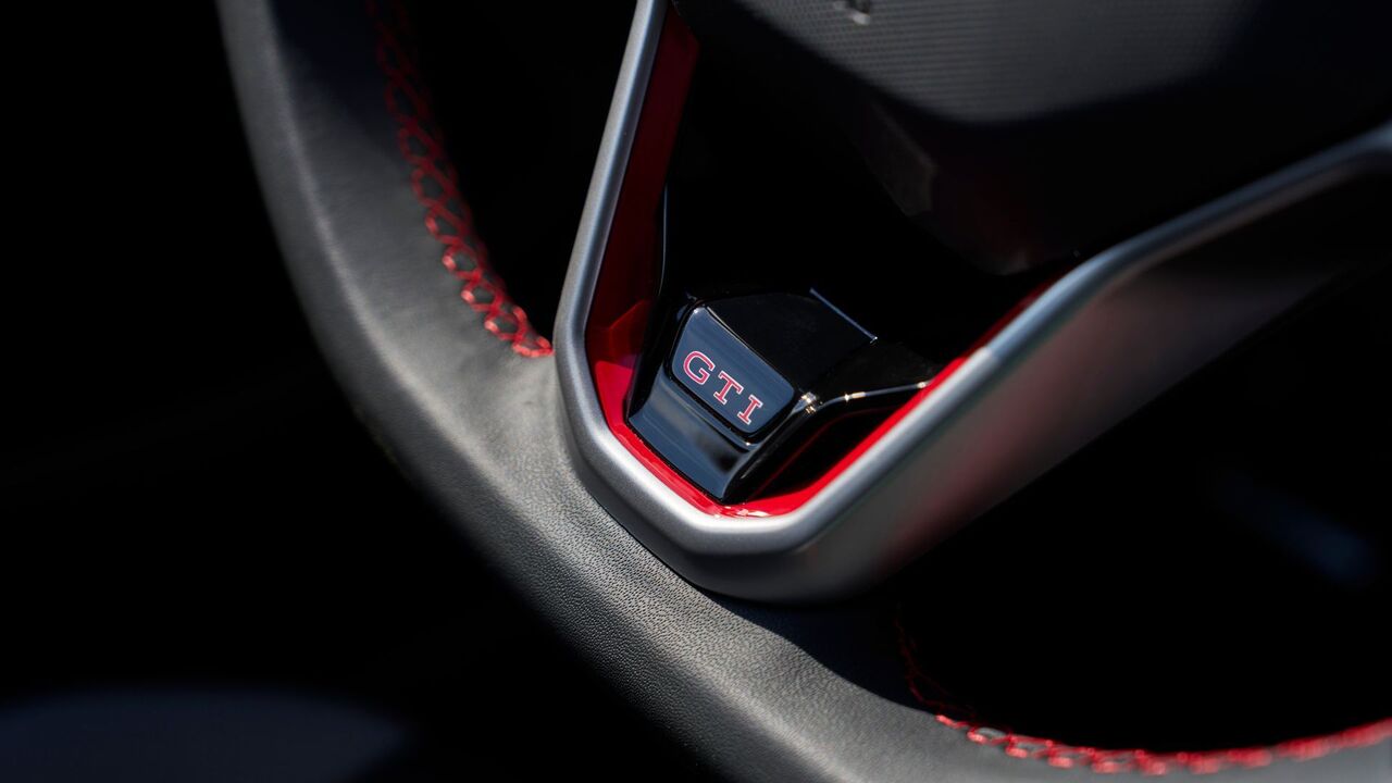 2025 年型フォルクスワーゲン ゴルフ GTI アウトバーンのステアリング ホイールにある GTI バッジのクローズ アップ ショット。