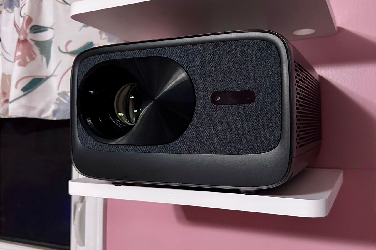 パリ ローヌ SP005 壁掛け式 True 4K Ultra HD プロジェクター。