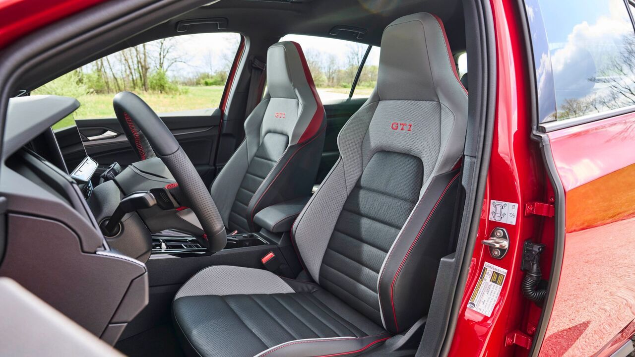 2025 年型フォルクスワーゲン ゴルフ GTI アウトバーンのキャビン内のインテリアの写真。