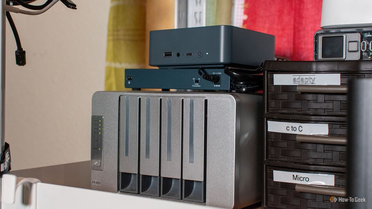 棚上の Beelink ミニ PC と Terramaster NAS の斜めから見た図。