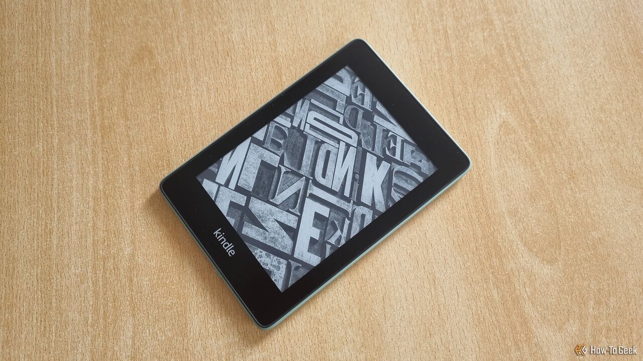 テーブルの上に置かれた Kindle Paperwhite。 