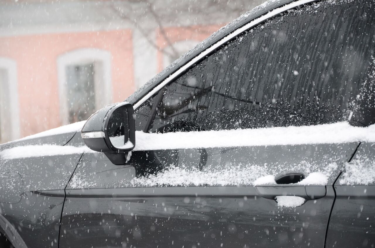冬の間駐車されている後期モデルの高級車