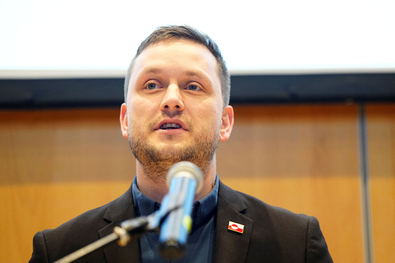 그린란드 총리 옌스 프레데릭 닐센이 기자회견에서 연설하고 있다.