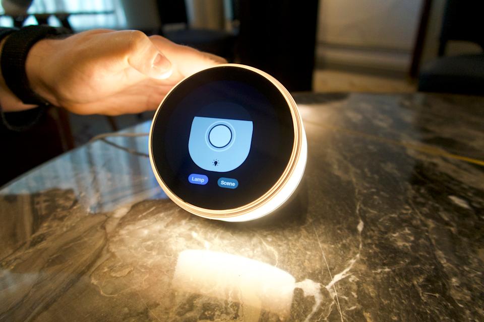 Dreamie 알람 시계는 밝기 조절 기능을 표시하고 있으며 따뜻한 빛으로 빛나고 있습니다.