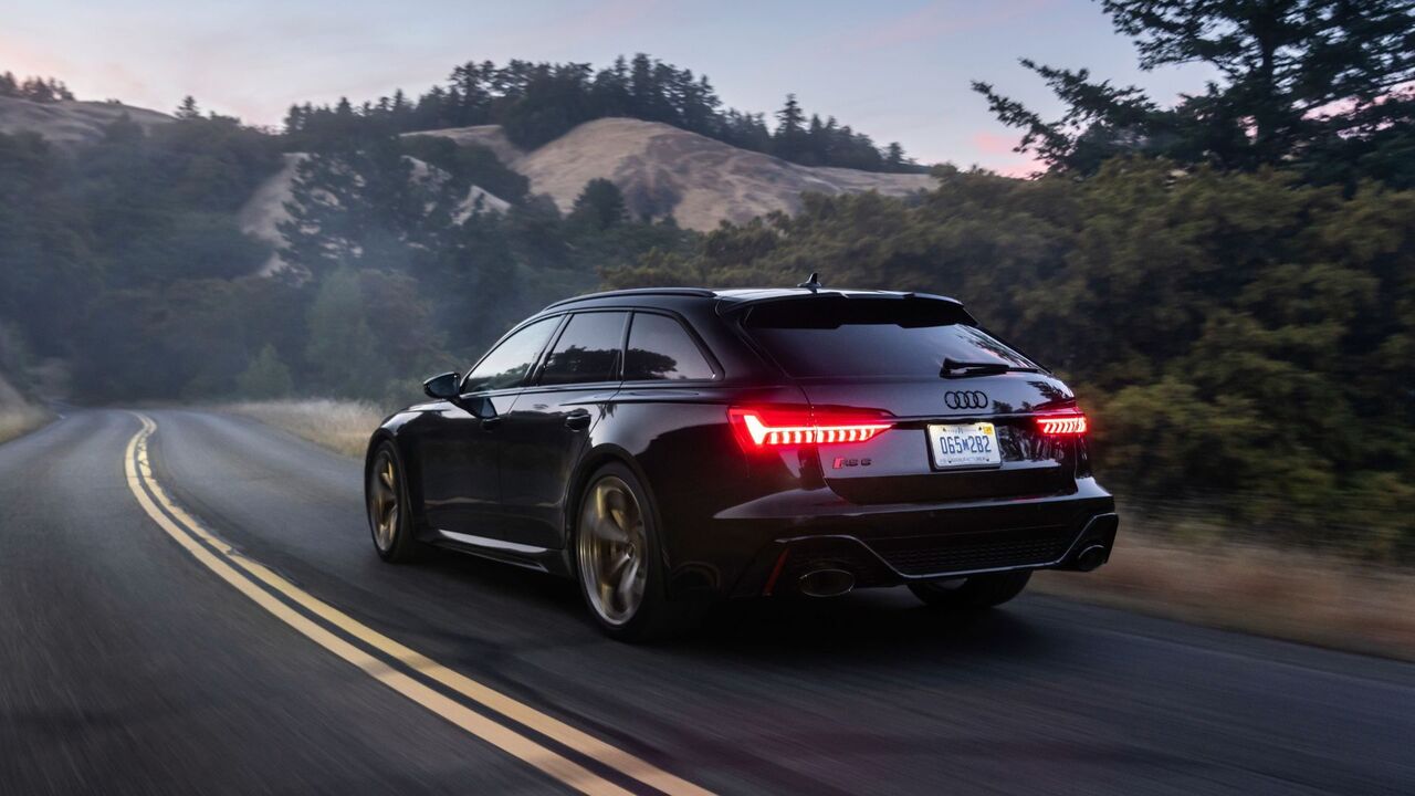 ブラックのアウディ RS6 アバント パフォーマンスのダイナミックなリア 3/4 ショット。