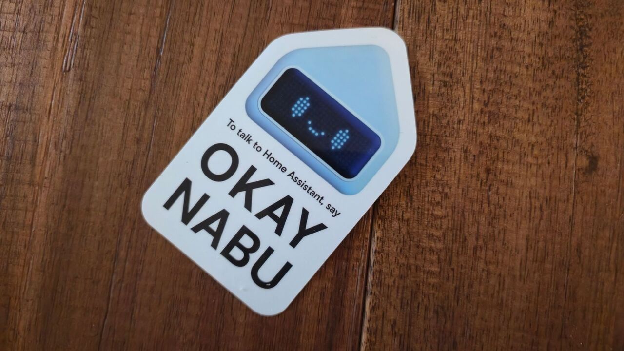 ホーム アシスタントとの会話方法が記載されたステッカー。