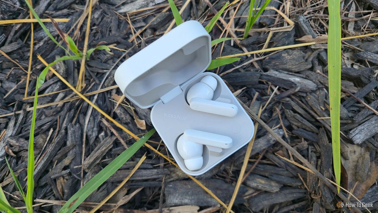 マルチとグラアーのブレードに囲まれたケースに入った CMF Buds 2 Pro。