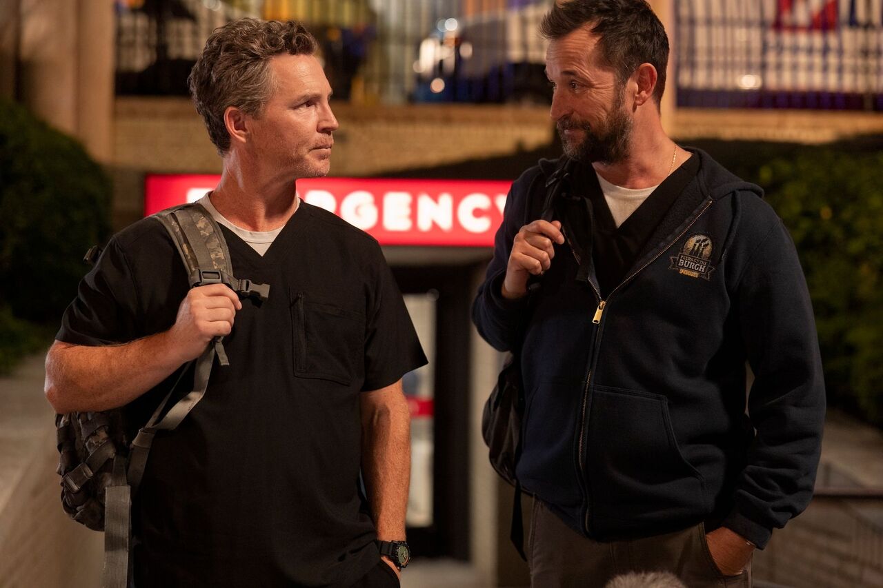 バックパックを背負ったショーン・ハトシーとノア・ワイルが、病院勤務を終えて顔を見合わせている。