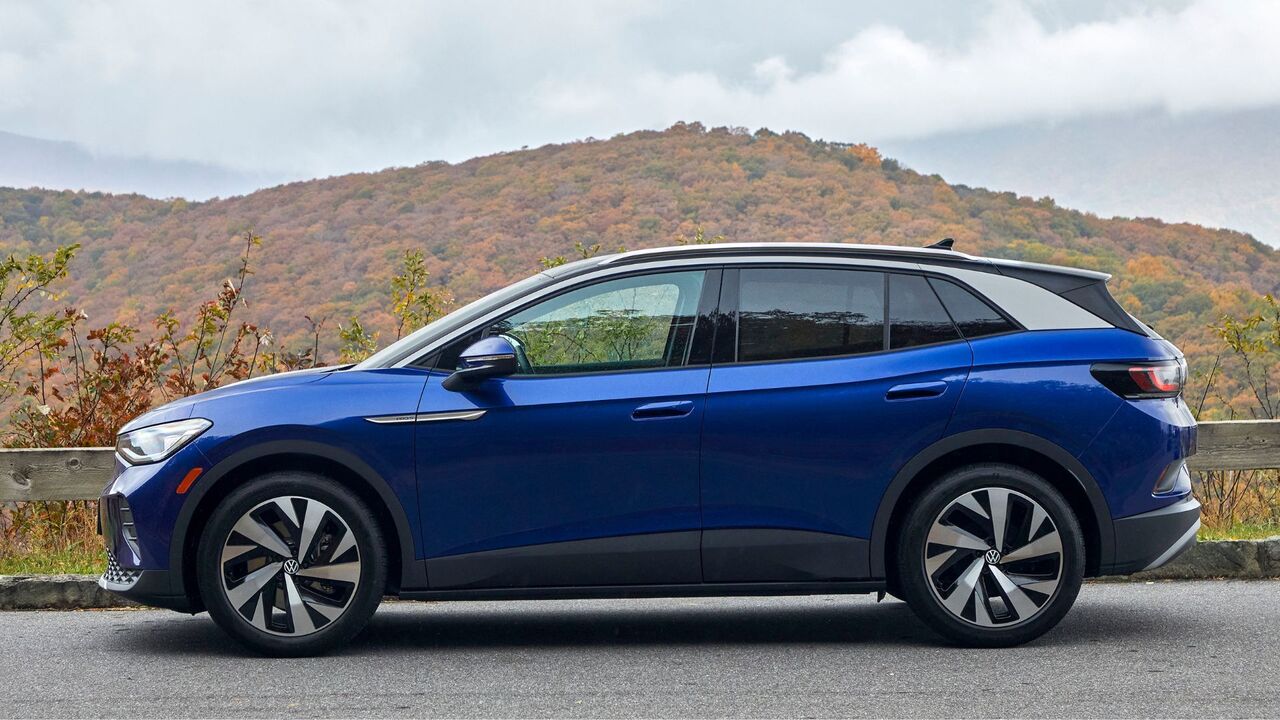 丘を背景にした青い 2021 年型フォルクスワーゲン ID.4 の静的な横顔ショット。