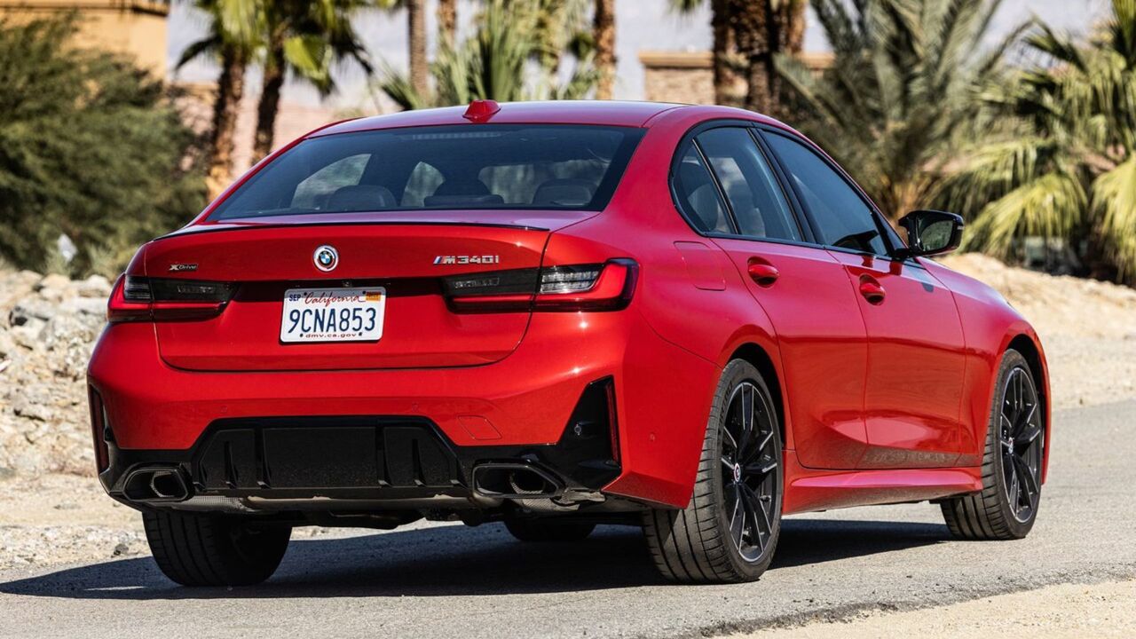 赤い 2023 BMW M340i の静的なリア 3/4 ショット。