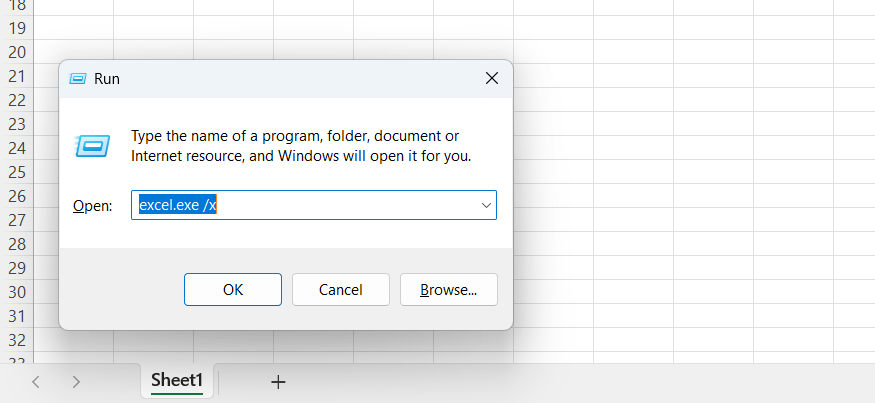 Windows 11 の[ファイル名を指定して実行]ダイアログ ボックス。[名前]フィールドに「excel.exe /x」と入力されています。