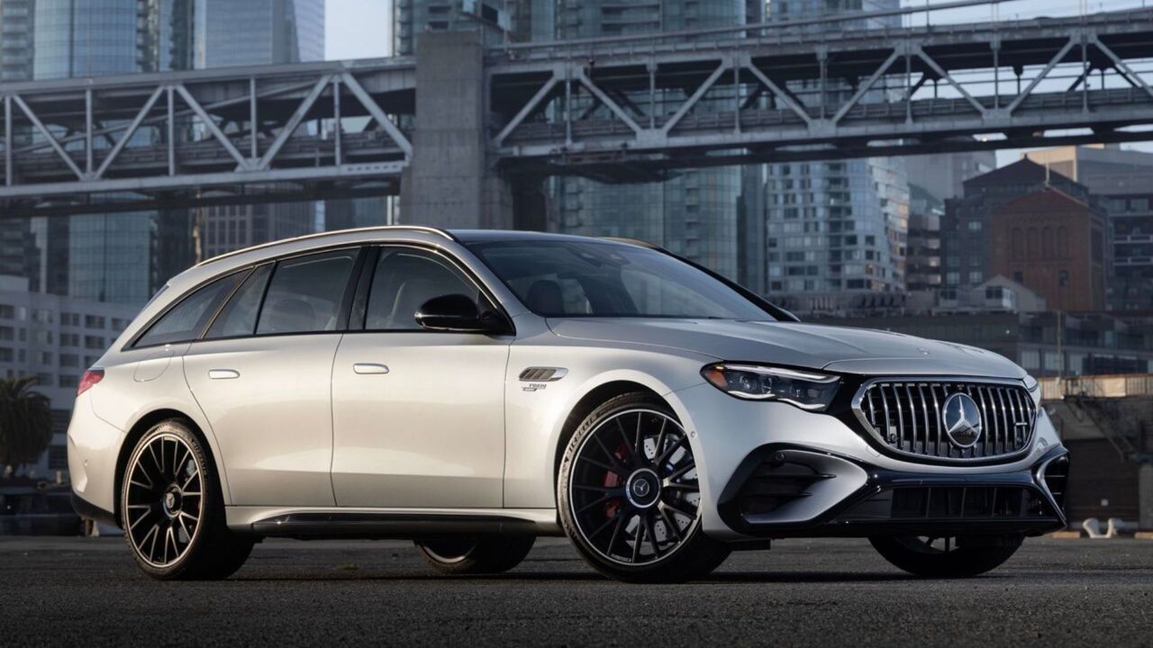 シルバーの 2025 年メルセデス ベンツ E53 AMG ハイブリッド エステートの静的なフロント 3/4 ショット。