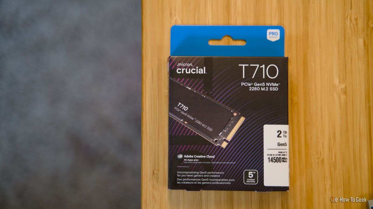 竹の机の上に置かれた Crucial T710 PCIe Gen5 NVMe SSD の箱。