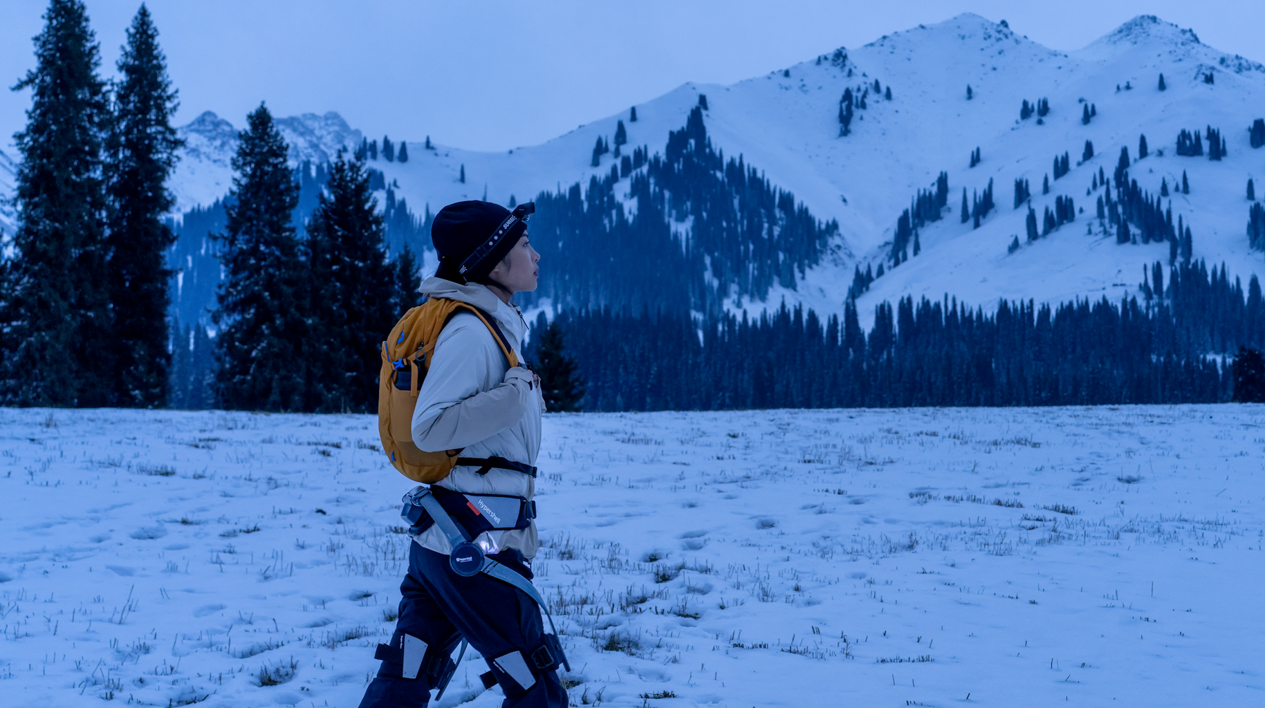 雪景色の中を歩くハイパーシェル X 女性