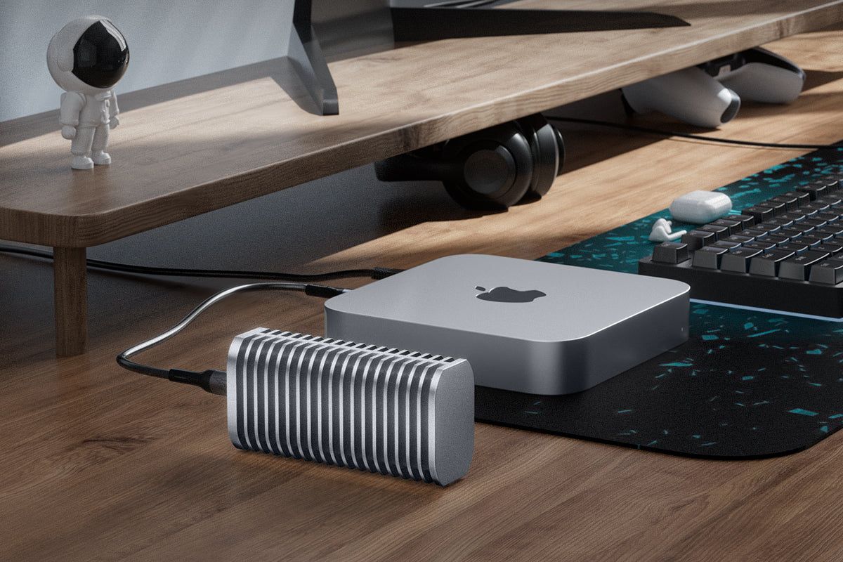 Mac Mini に接続された机上の TerraMaster SSD エンクロージャ