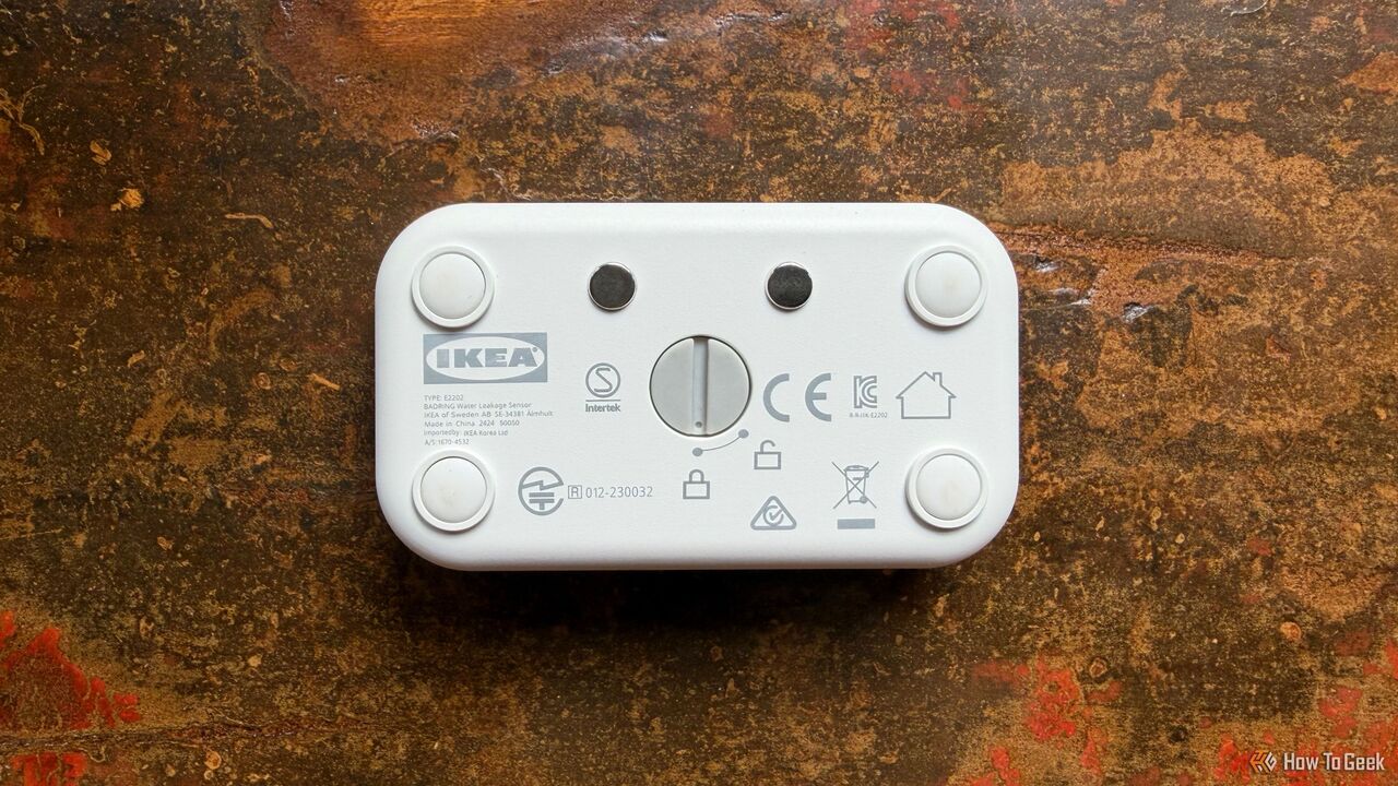 IKEAのバドリング水漏れセンサーをチェストに取り付けました。