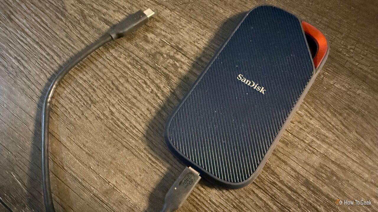 USB4 とその USB-C ケーブルを備えたサンディスク エクストリーム プロ ポータブル SSD。