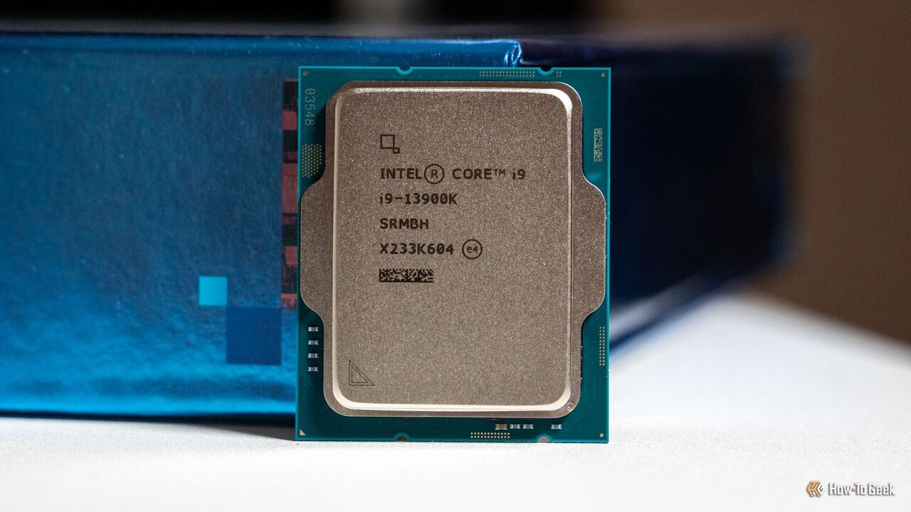 Intel ボックスに対して設置された Intel i9-13900K プロセッサーの正面ショット。