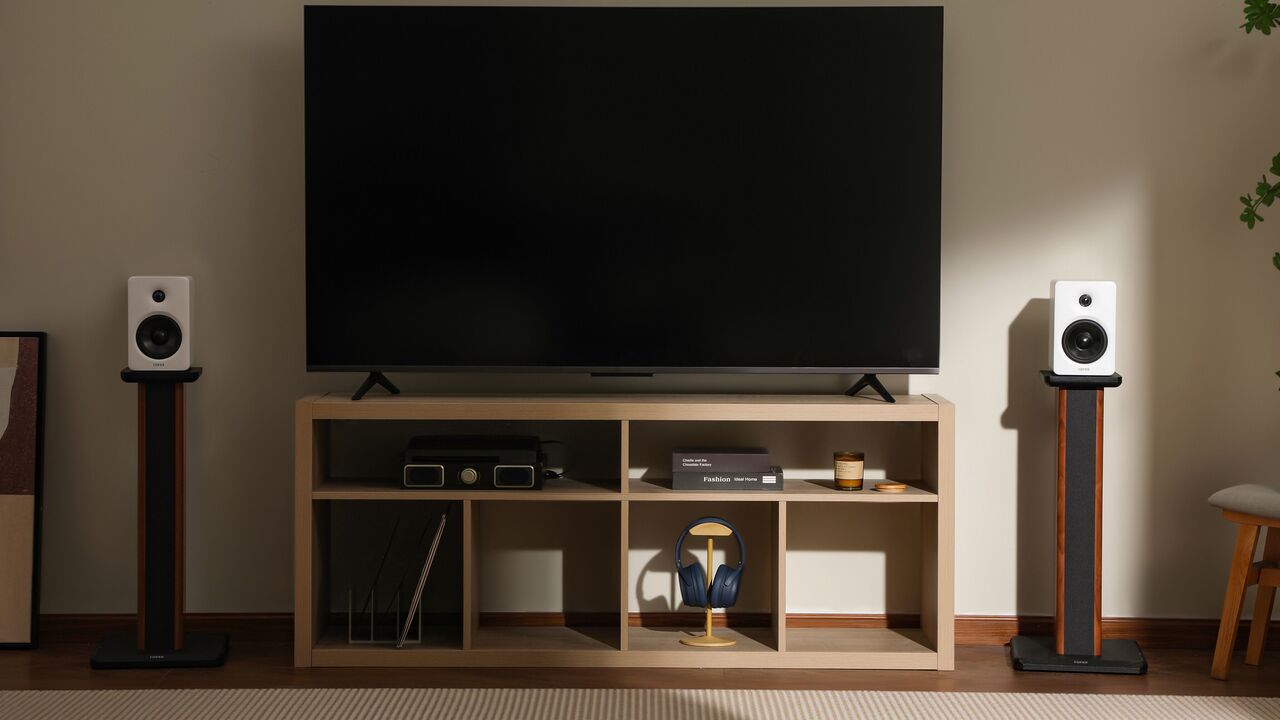 エンターテイメント センターの両側に設置された Edifier M90。