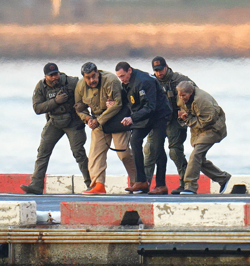 니콜라스 마두로(Nicolas Maduro)와 그의 아내 실리아 플로레스(Cilia Flores)가 2026년 1월 5일 뉴욕 맨해튼의 연방 법원으로 가는 도중에 중무장한 연방 요원의 호송을 받으며 맨해튼 헬기장에 착륙한 후 수갑을 차고 있는 모습이 목격되었습니다.