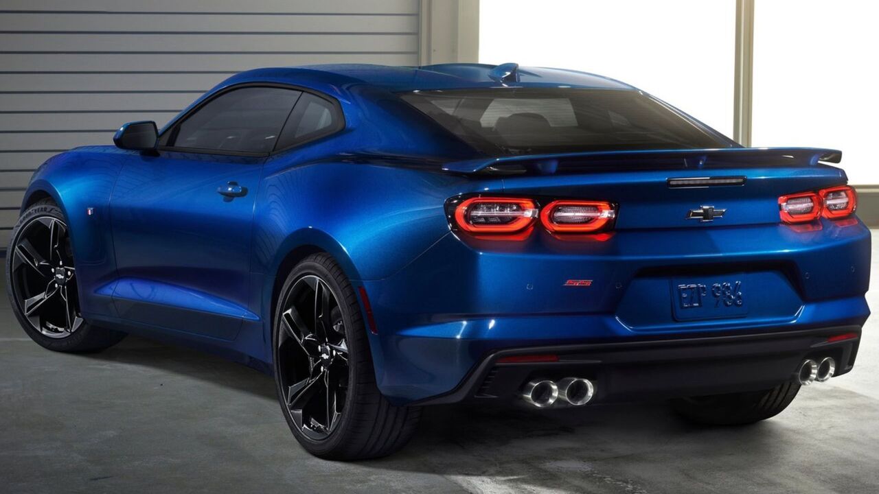 青い 2019 シボレー カマロの静的なリア 3/4 ショット。