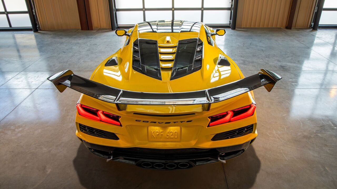 屋内に駐車された 2025 シボレー コルベット ZR1 クーペの背面ショット。