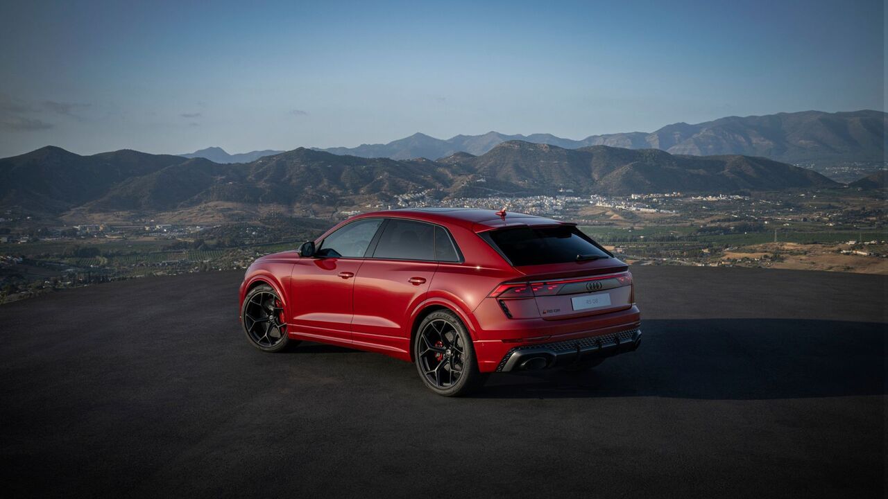 赤いアウディ RS Q8 の静的なリア 3/4 ショット。