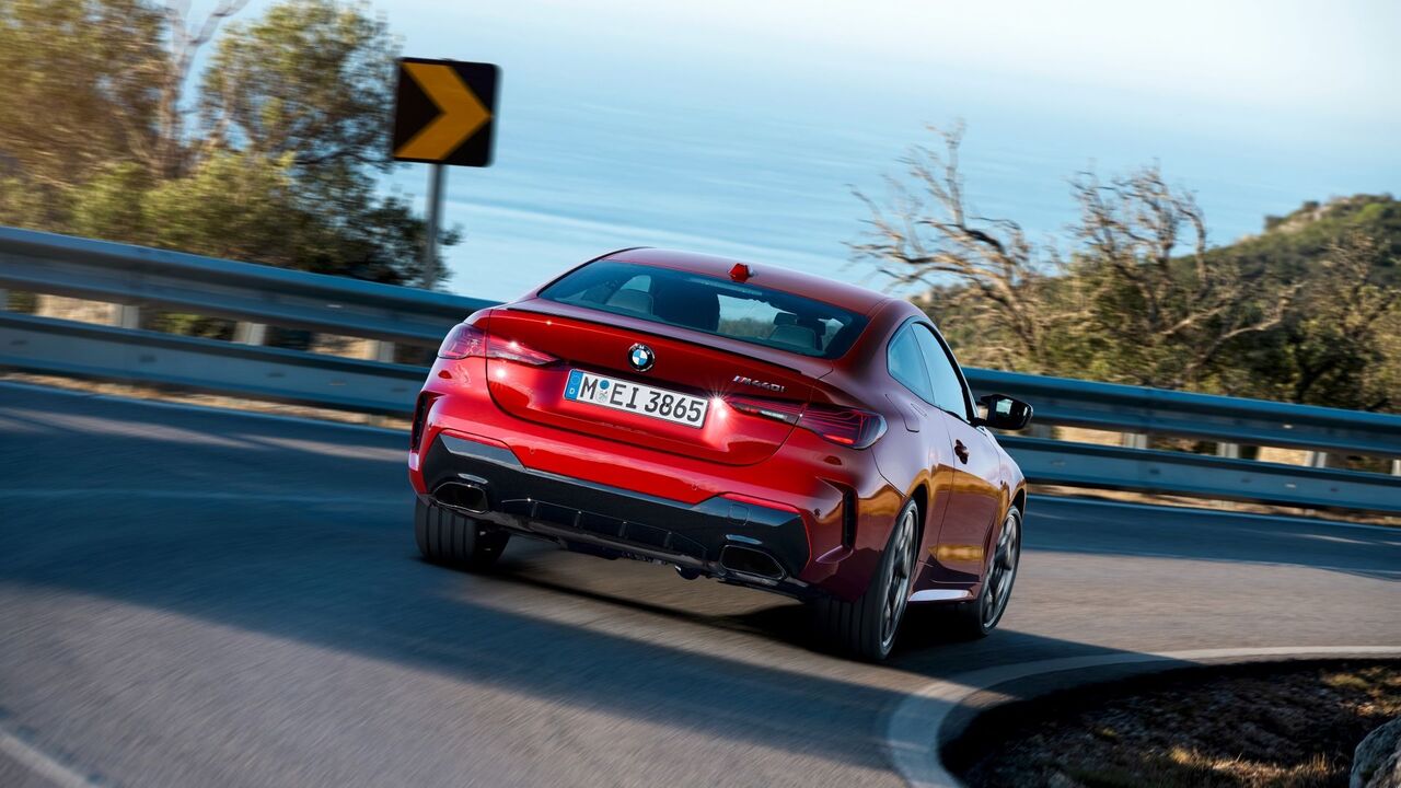 2026 BMW 4 シリーズのリア 3/4 アクション ショット