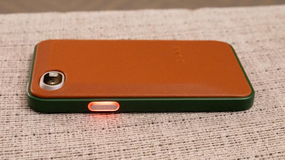 Clicks Communicator의 측면 버튼에는 다양한 알림에 맞게 사용자 정의할 수 있는 LED 표시등이 있습니다.