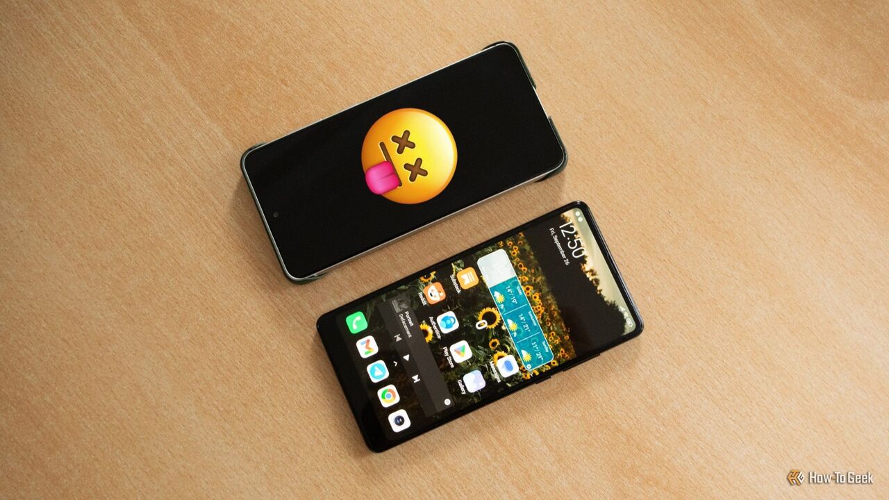 動作するXiaomi Mi Mix 2の隣にある故障したSamsung Galaxy S21 FE。