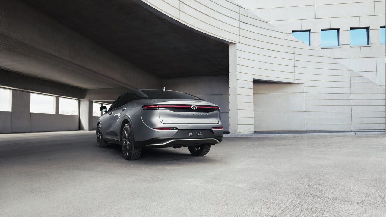 グレーの 2026 トヨタ クラウンの静的なリア 3/4 ショット。