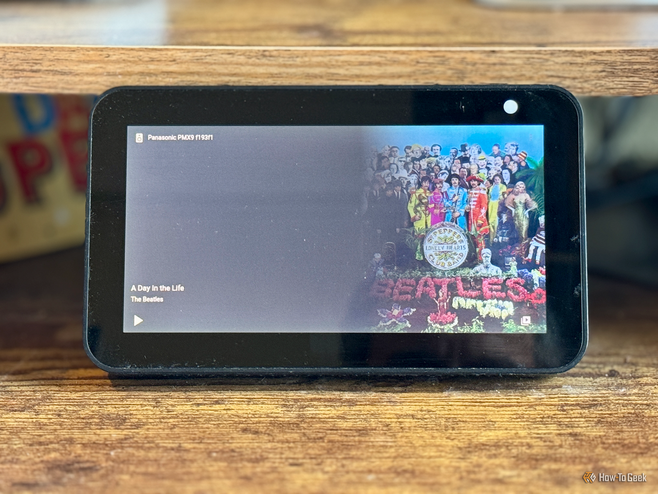 Echo Show 5に表示されたビートルズの「A Day in the Life」のジャケットアート。