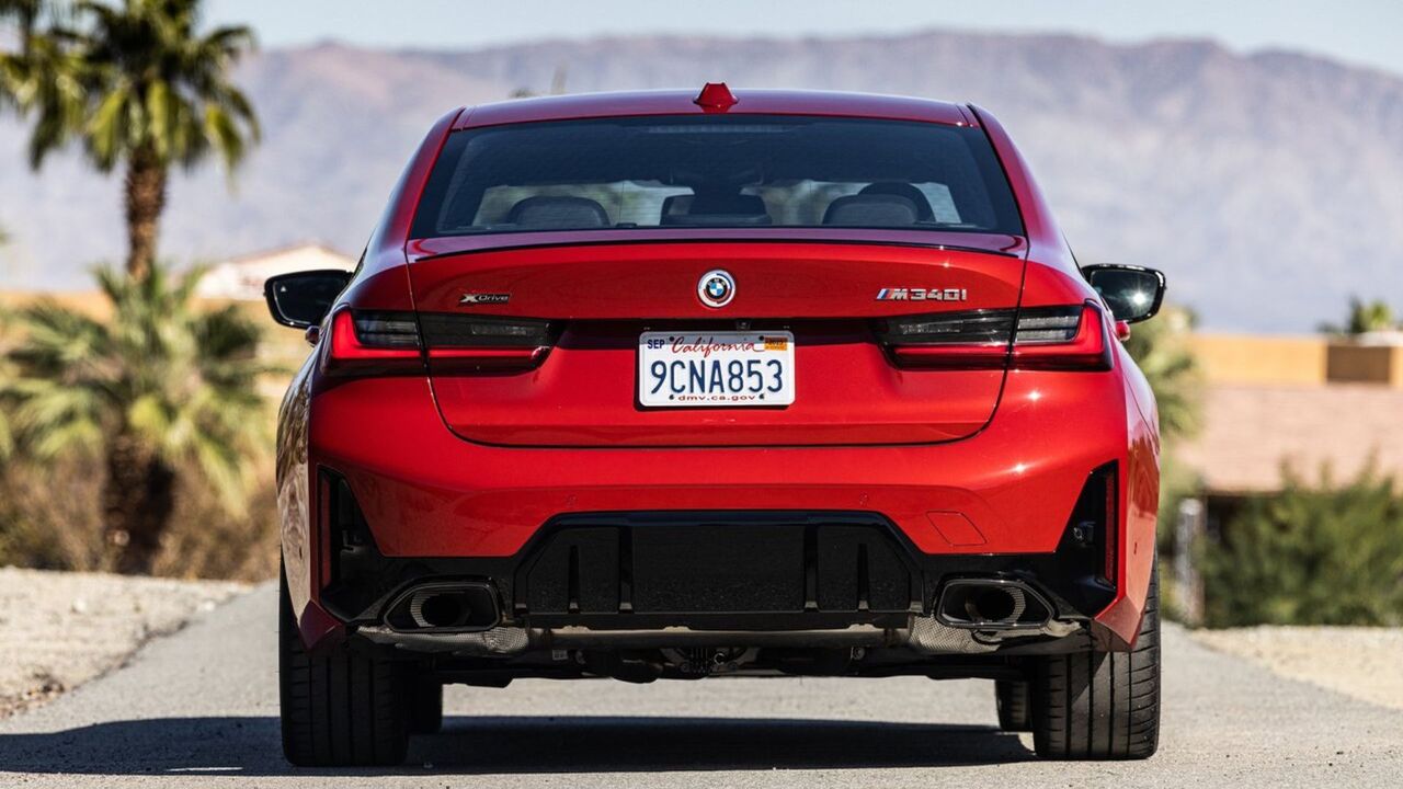 赤い 2023 BMW M340i の静的なリアエンド ショット。