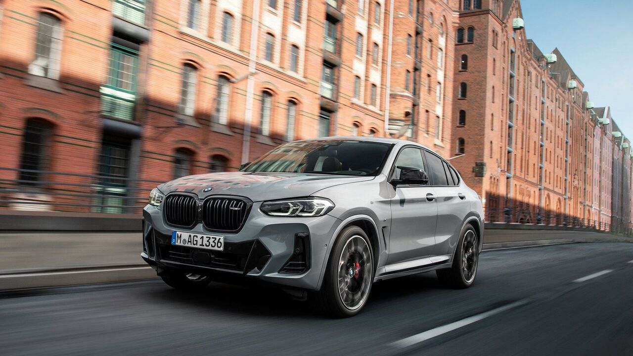 2022 BMW X4 のフロント 3/4 ショット