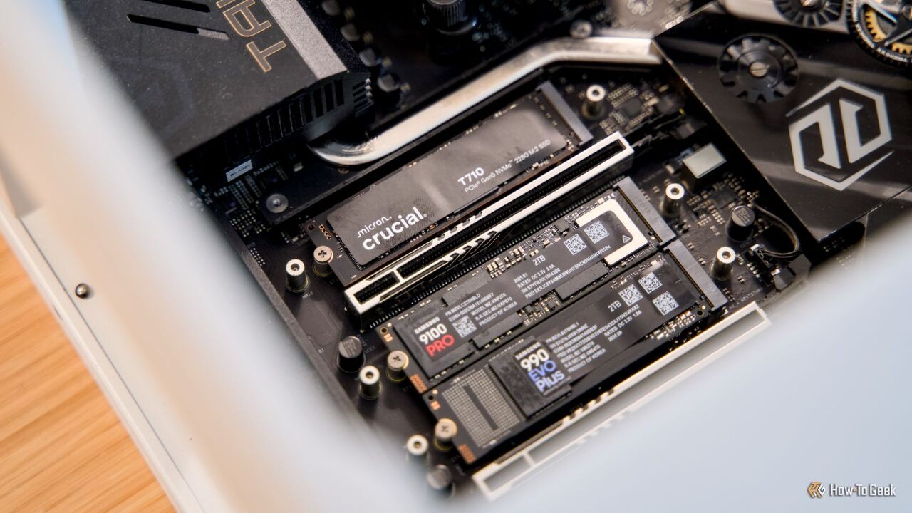 ゲーミング デスクトップにインストールされた Crucial T710、Samsung 9100 Pro、および Samsung 990 EVO Plus NVMe SSD。