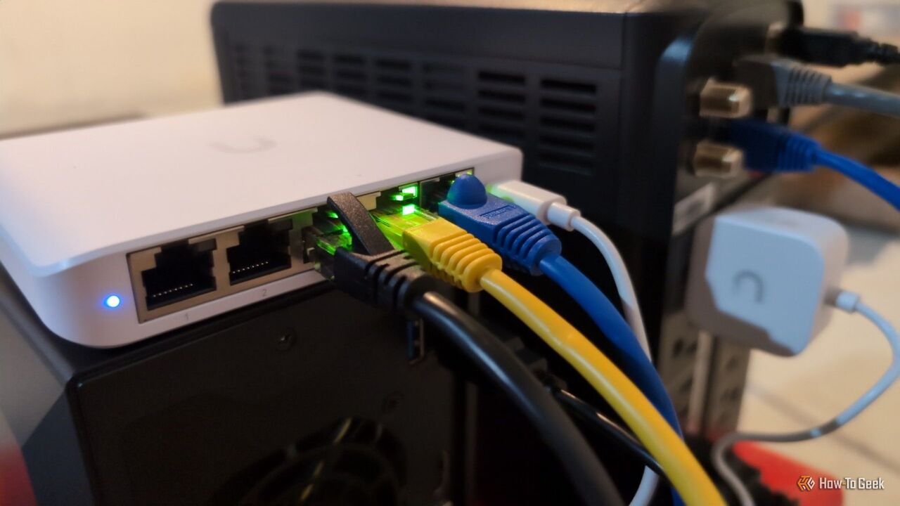 Ubiquiti Flex Mini マネージド ネットワーク スイッチに接続されたイーサネット ケーブル。