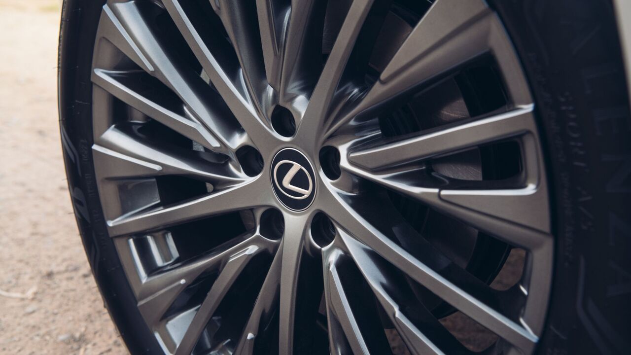 2026年型レクサス RX 350hのアルミホイールのクローズアップショット。