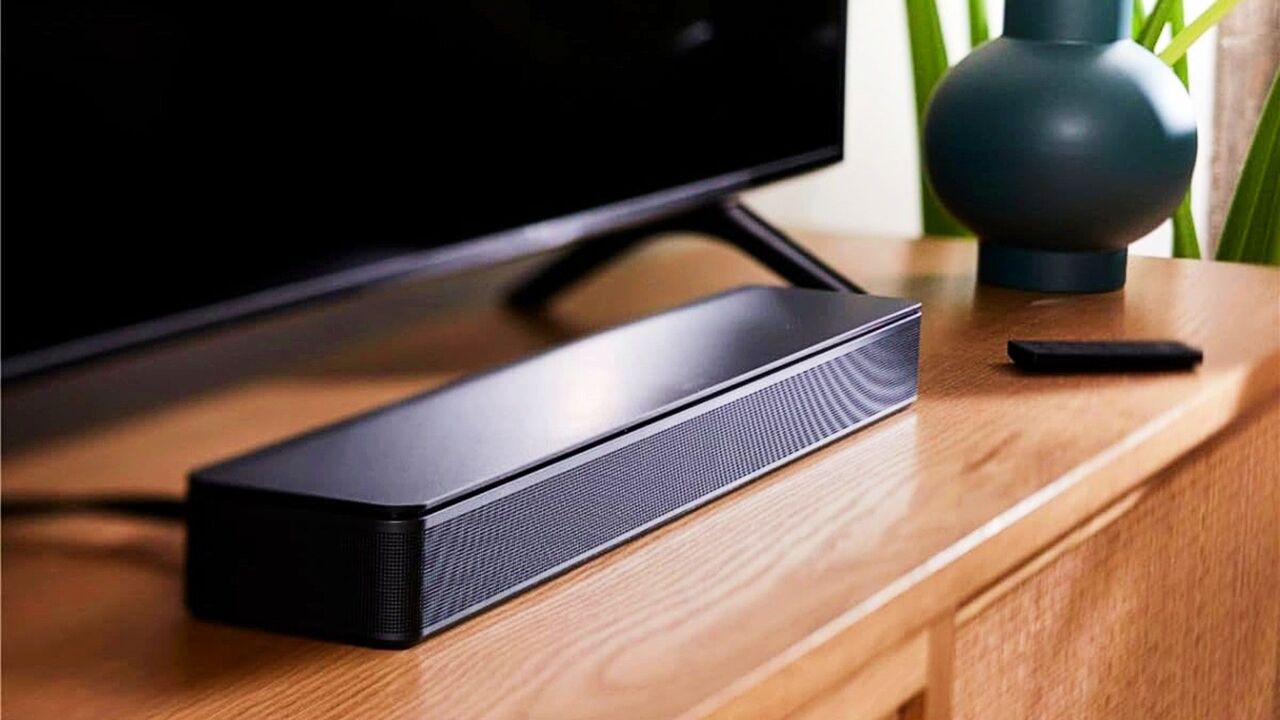 テレビの近くのテレビスタンドにある Bose TV Speaker Soundbar。