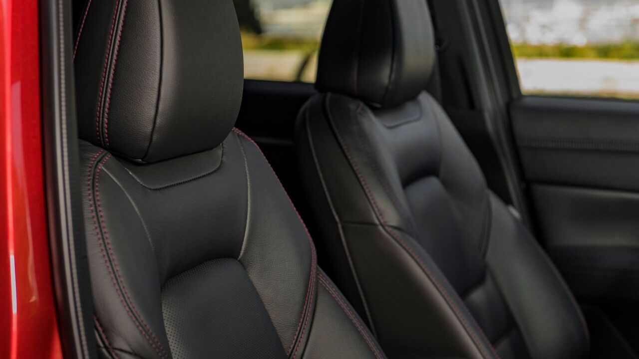 2023年マツダCX-5の前部の革シートのクローズアップショット。