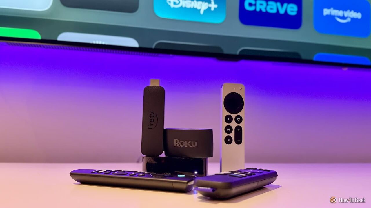 Apple TV 4K、Fire TV Stick、および Roku ストリーミング デバイスとリモコン。