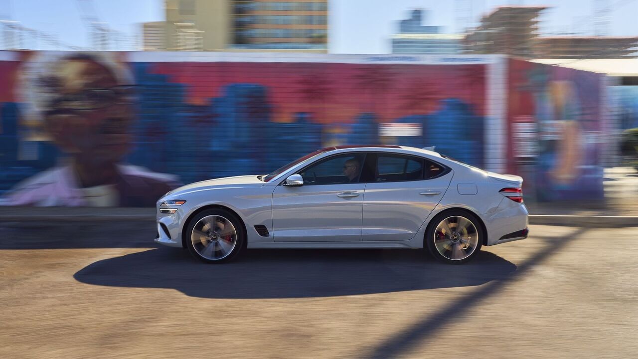 2025 Genesis G70 の側面図