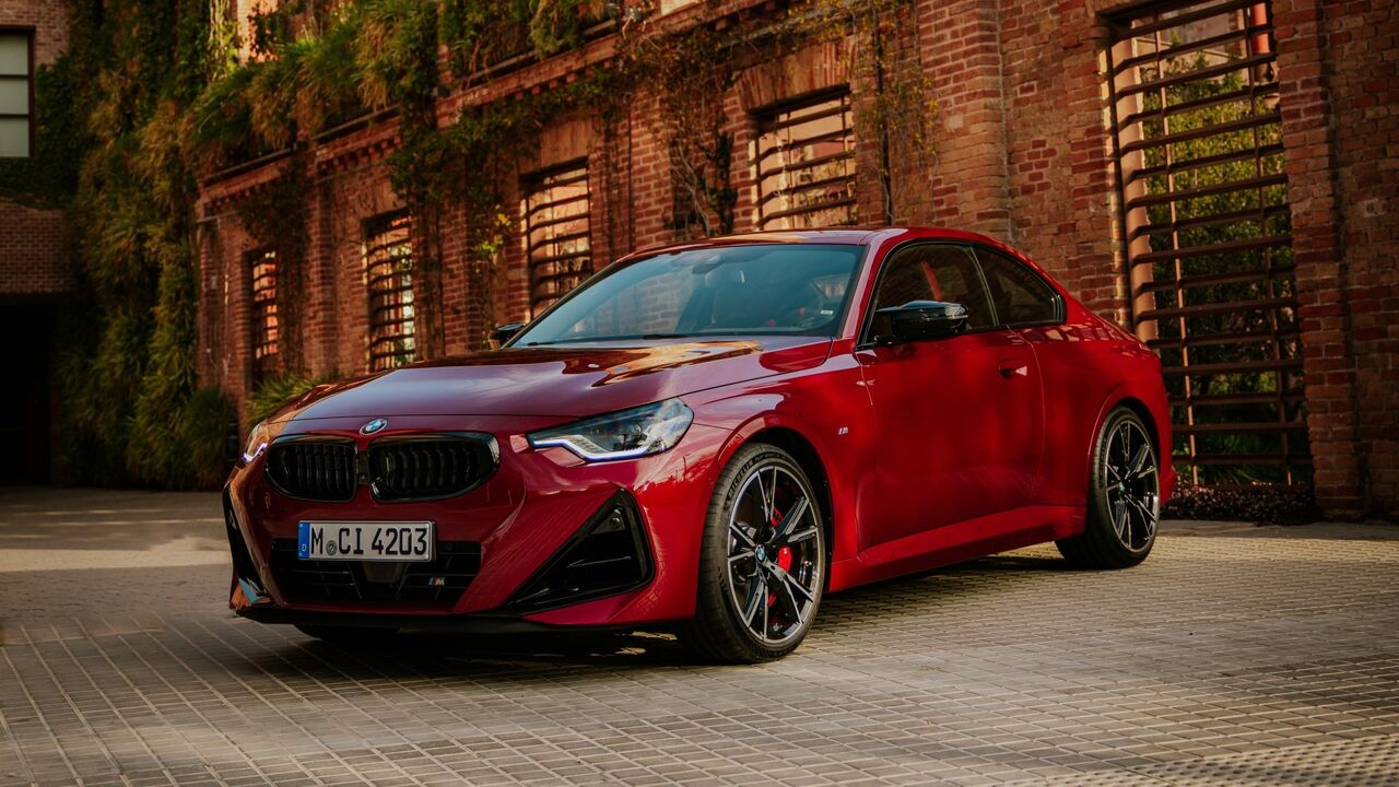 2025 BMW M240i のフロント 3/4 ショット