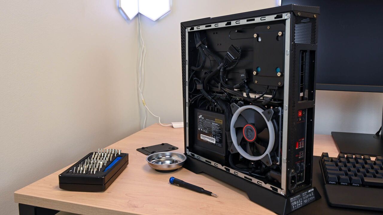 開いた PC とそのコンポーネントの一部が表示されます。 