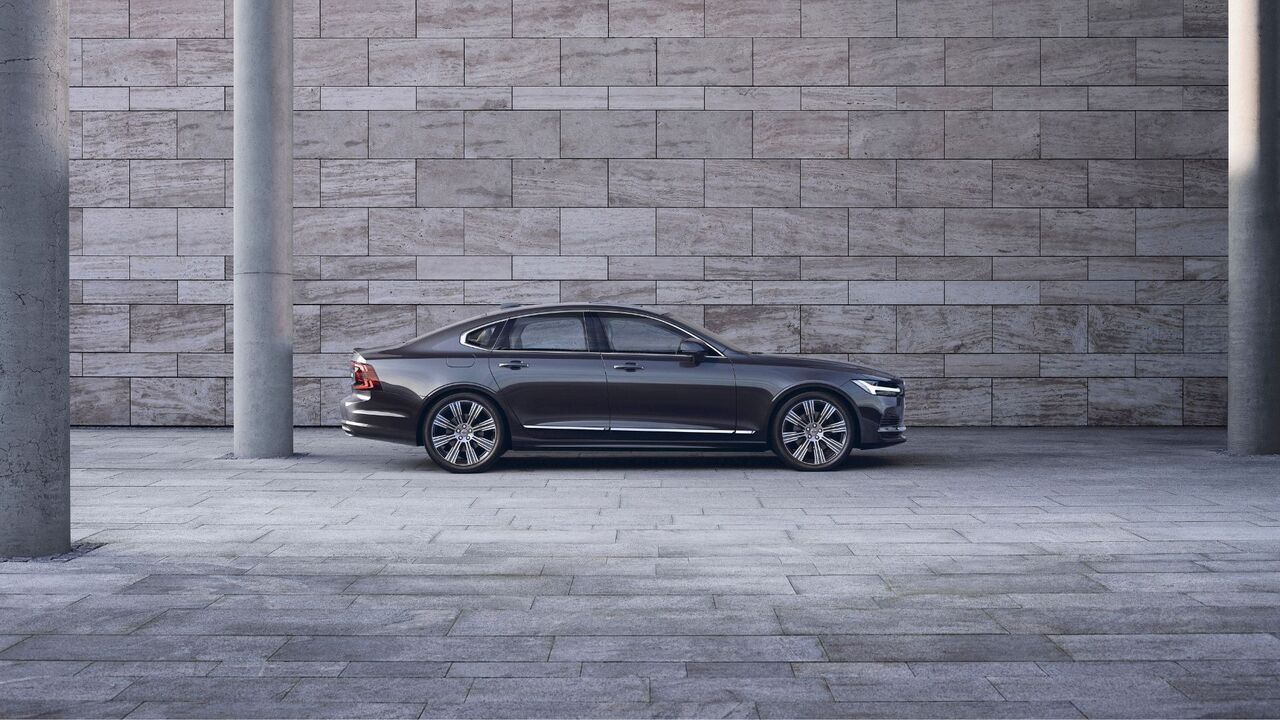 グレーのボルボ S90 リチャージ T8 の静的な側面ショット。