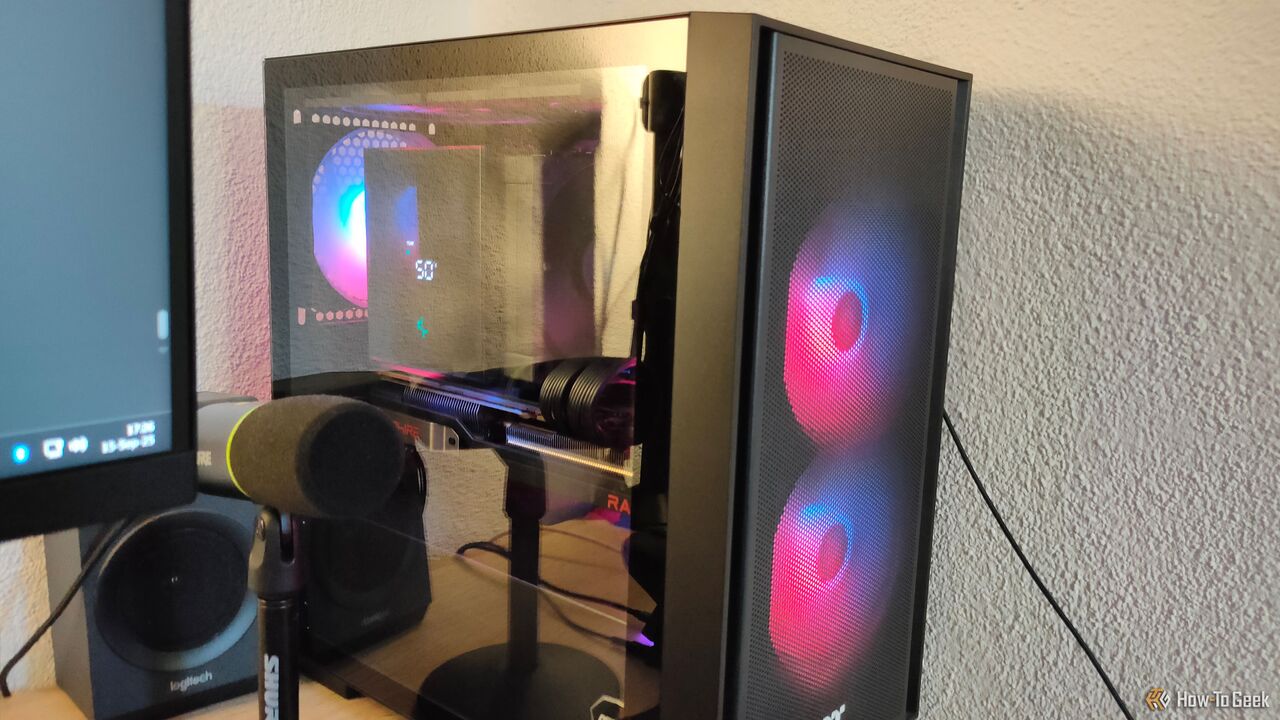 デスクトップ型のゲーミングPC。