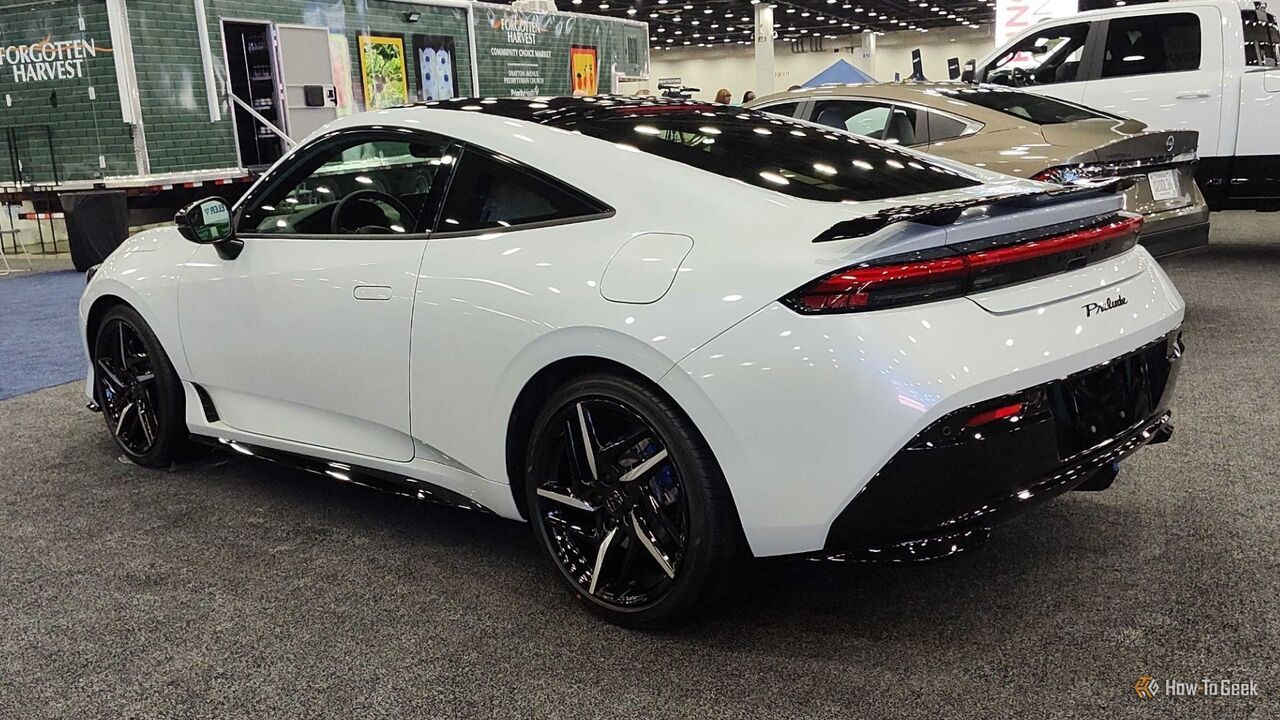 白い 2026 ホンダ プレリュード ハイブリッドの静的なリア 3/4 ショット。