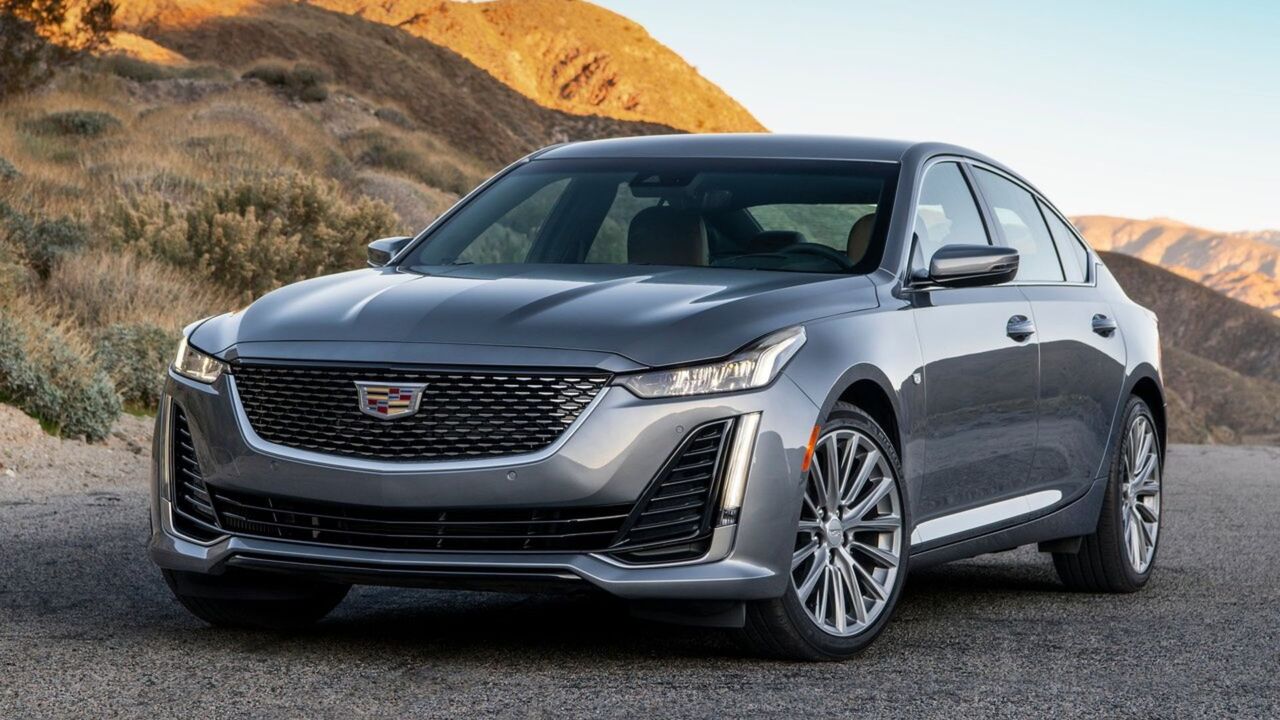 グレーの 2020 キャデラック CT5 の静的なフロント 3/4 ショット。